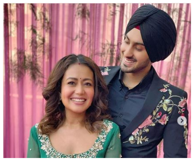 Neha Kakkar और रोहनप्रीत सिंह शादी के बाद सेलिब्रेट कर रहे हैं अपनी पहली लोहड़ी, देखें तस्वीरें